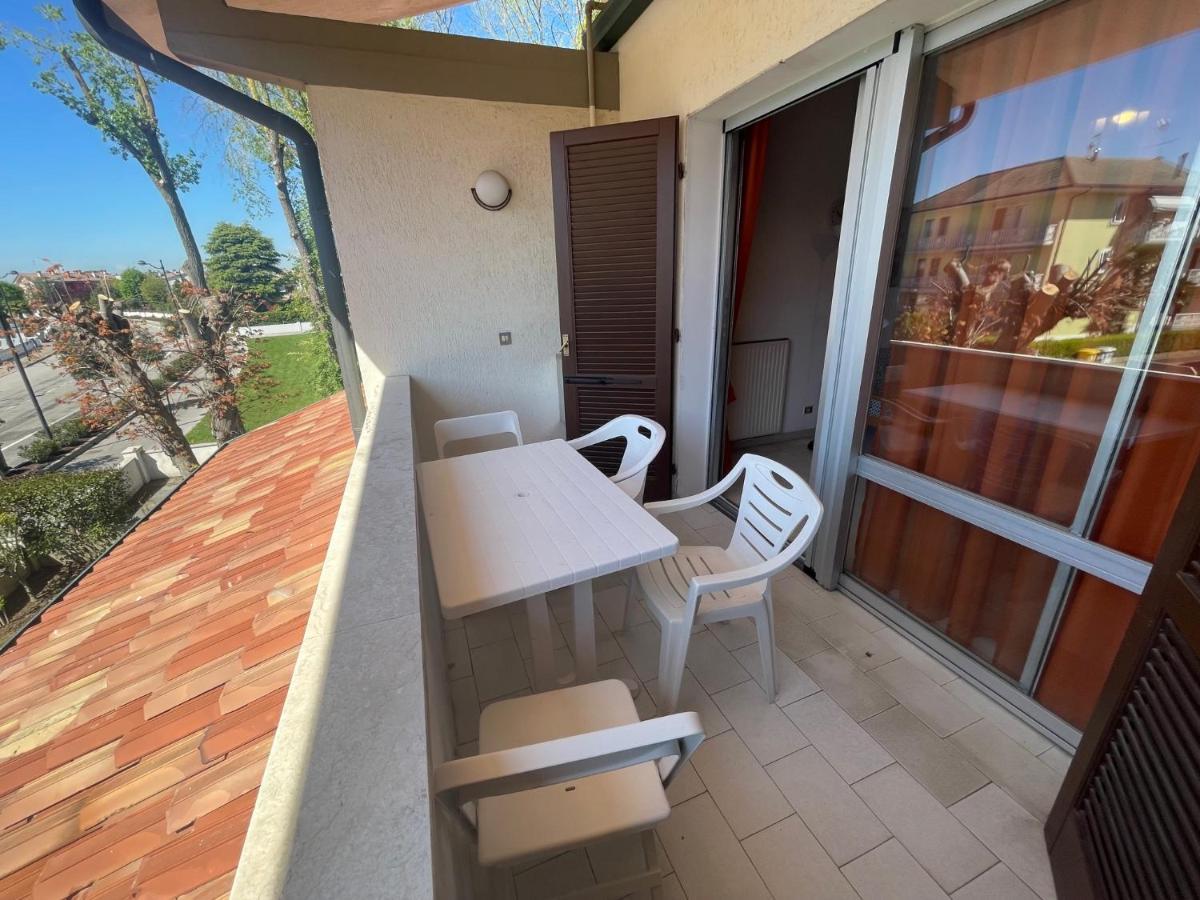 Vega Bilocale Con Piscina E Terrazza Apartment Caorle Luaran gambar