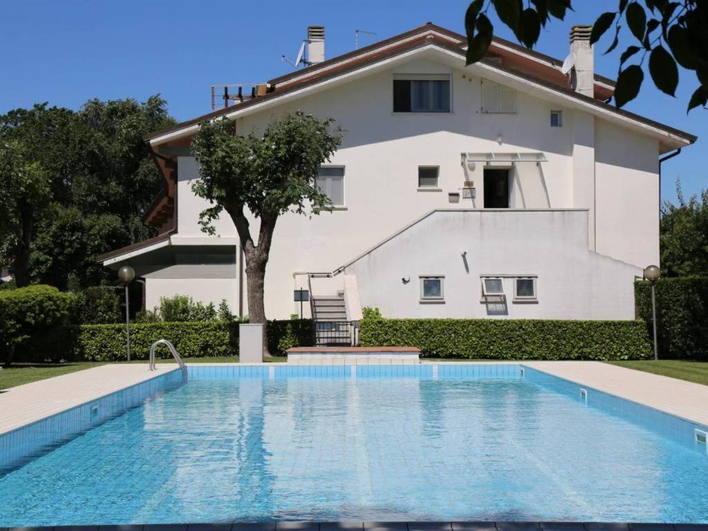 Vega Bilocale Con Piscina E Terrazza Apartment Caorle Luaran gambar