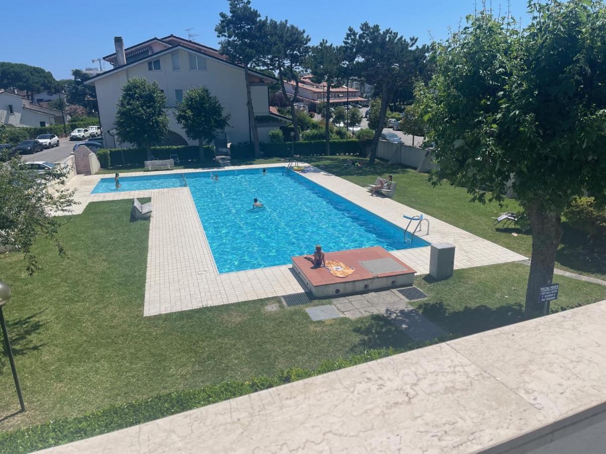 Vega Bilocale Con Piscina E Terrazza Apartment Caorle Luaran gambar